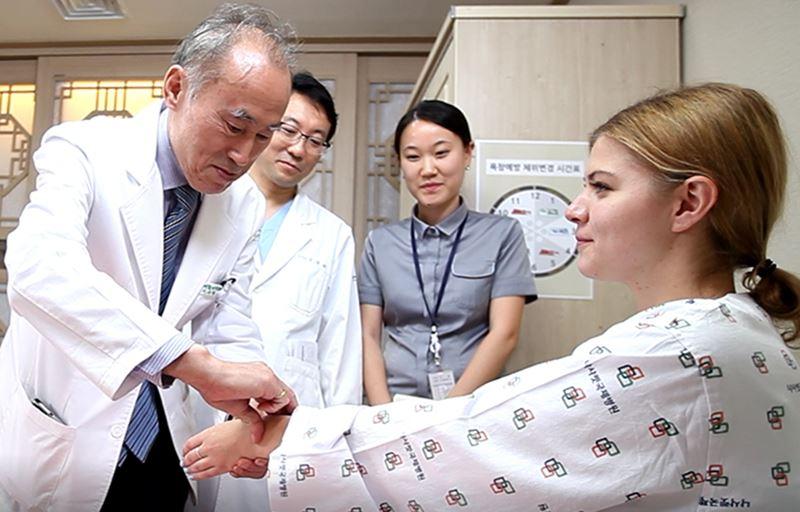 A female foreigner getting treated by doctors at a hospital in Korea