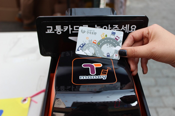 A person swiping a transportation card to get on the subway in Korea