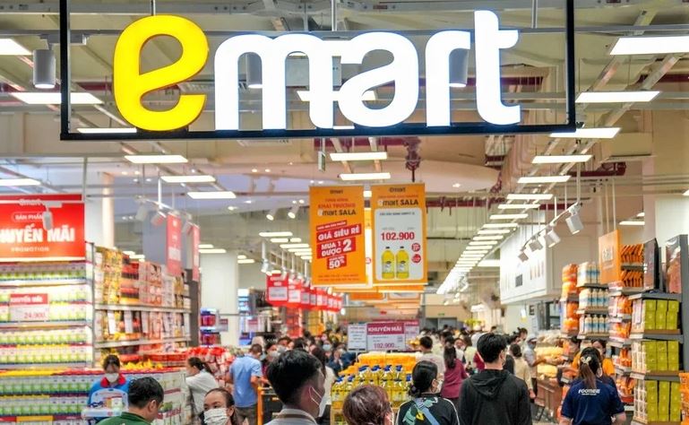 Front of an Emart grocery store in Korea