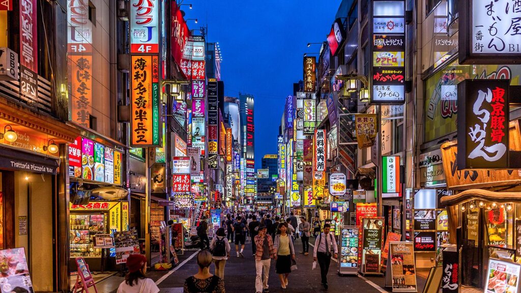 Picture at night of the crowded streets of Tokyo, Japan